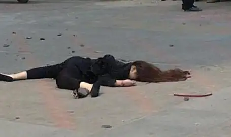 31岁女子,抱着女儿跳楼,老公痛哭不已,怒吼亲妈:赶快搬走吧