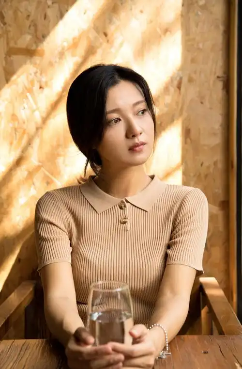 傅晶温柔知性写真图片