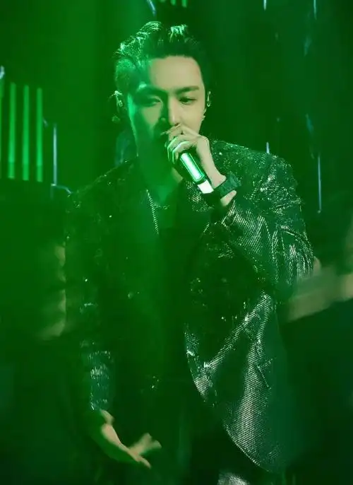 张艺兴身穿的这件亮面西装以反光织物制成,面料自带的纵横纹理在灯光