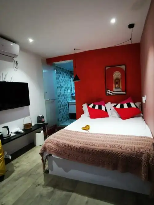 房东给我升级了房间,但这家的隔音效果真的不太好,蚊子估计一晚上没