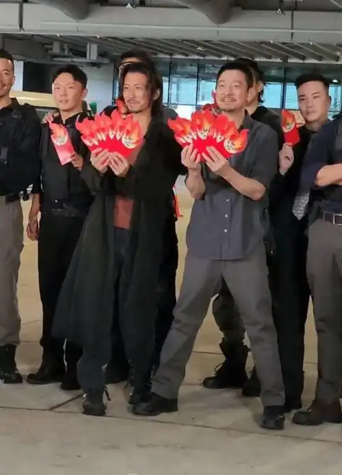 62岁刘德华新片开机与谢霆锋同框看不出年龄差谢霆锋暴露身高