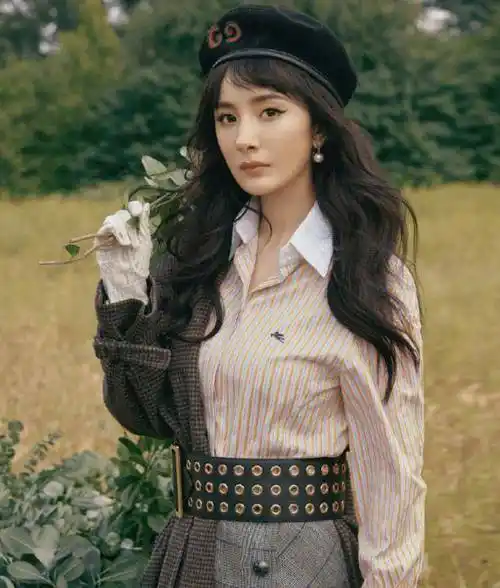 杨幂近照公开,一袭白裙如知性女人,这才是圈内的"最干净女星"_形象