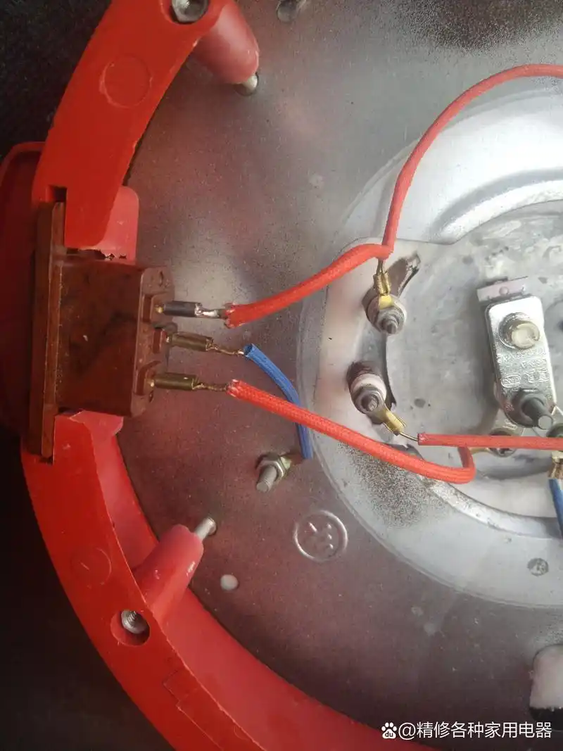 维修多功能电热锅,更换电源插座拍摄图片.