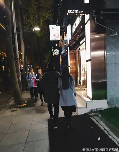 周杰伦韩国陪妻女扫货 牵手似初恋情侣