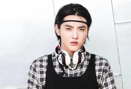 吴小胖瘦出尖下巴,果然是胖着玩,吴亦凡嘻哈黑色长发高冷文艺