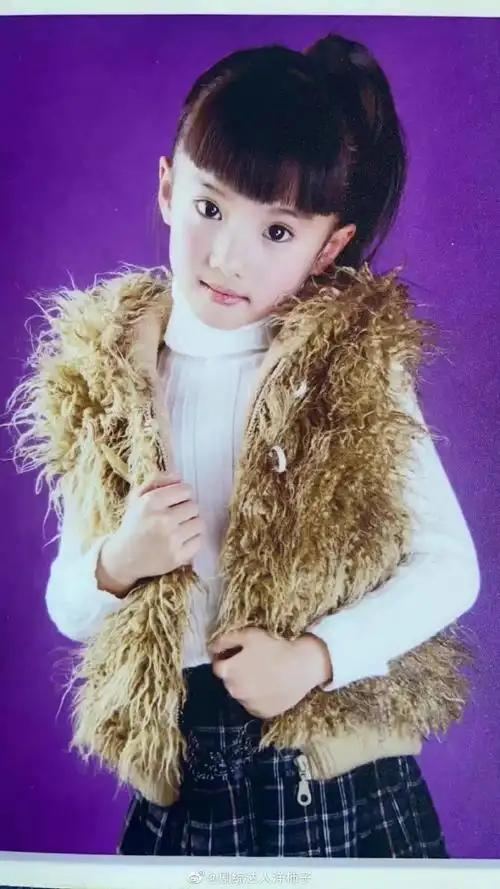 来瞧一瞧看一看了,有没有自己的爱豆呀,原来金晨宝贝小时候那么可爱呀