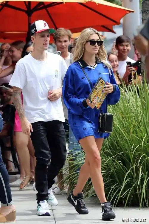 美国明星夫妇海莉·鲍德温与贾斯汀·比伯出街照,有许多是狗仔队抓拍
