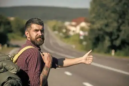 徒步旅行者竖起大拇指图片