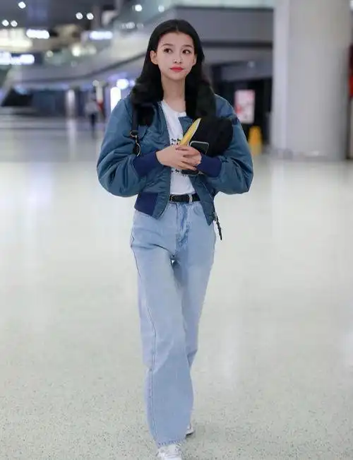 26岁孙怡终于认真打扮走机场红唇白齿大长腿笑起来太甜了