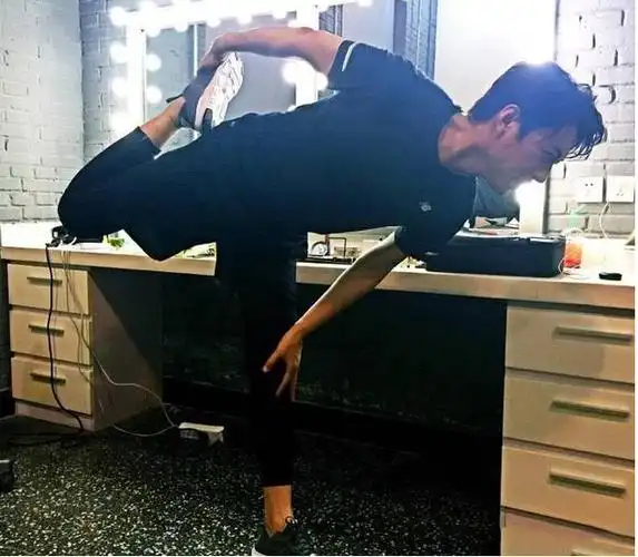 带你看看靳东住的豪宅,家里地面铺着软垫,平时跟孩子趴着玩耍