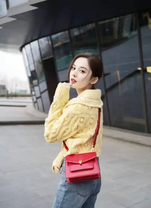 古力娜扎,关晓彤罕见同台亮相,输了身高年龄却赢了气质,真养眼_包包