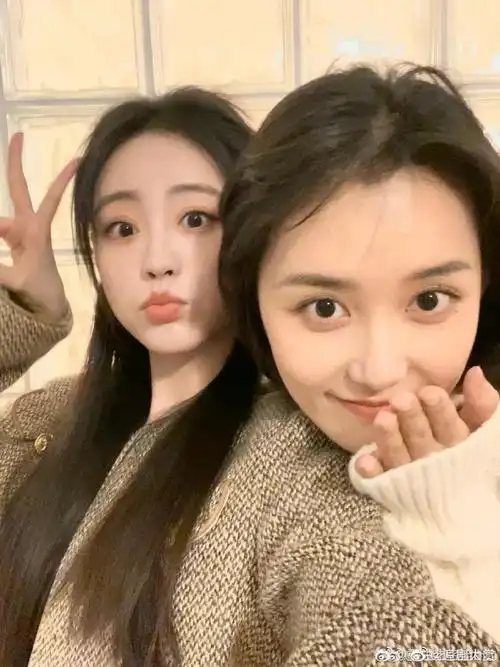 祝绪丹晒与蒋依依贴脸live图##祝绪丹晒与蒋依依贴脸合照