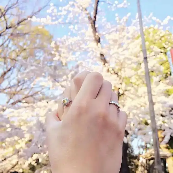 最美秀恩爱:他的朋友圈,全是她的手的照片