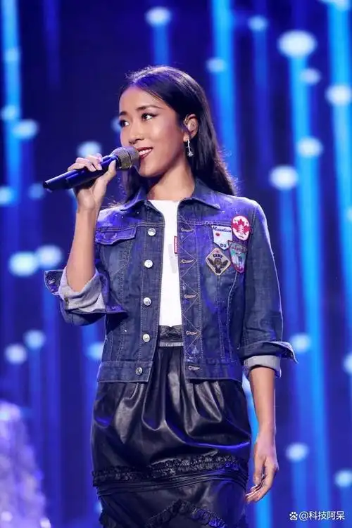 吉克隽逸现身手机发布会耀眼穿搭再次成为热点