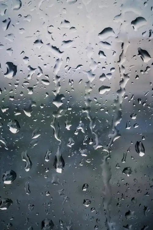 下雨天,窗户上爬满了雨滴,外面的世界一片朦胧