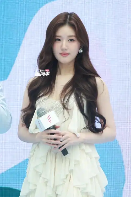 赵露思白裙卷发