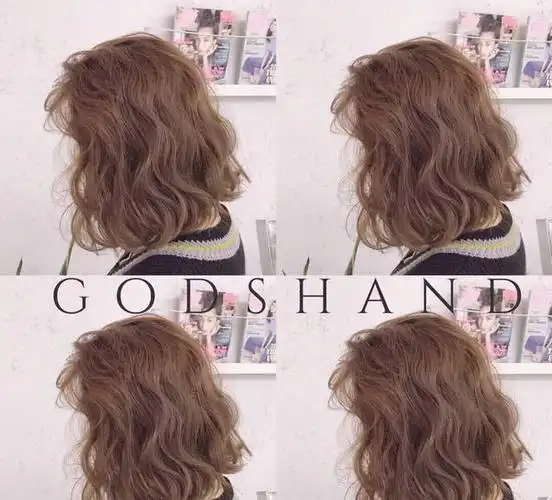 2018年挺流行帅气的齐耳短发,像这样烫上蓬松小卷发,整个造型立马