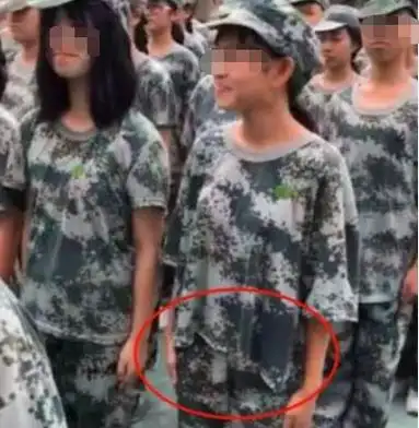 79元的"透明军训裤",让女同学坐立难安,网友调侃还不如不穿|学校|校服