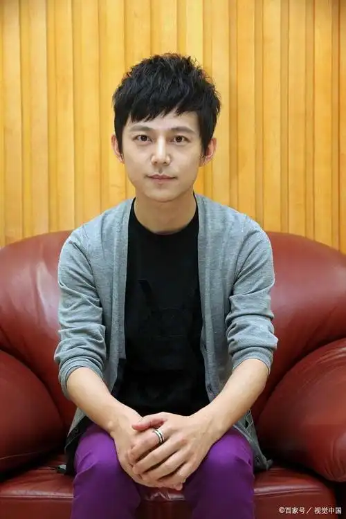 何炅呼吁不要被自己的情绪绑架:积极面对挑战,并保持理性思考