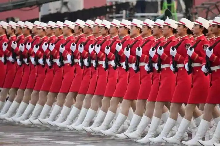 阅兵专设女民兵方队不穿军装的战士英雄辈出岂止是好看