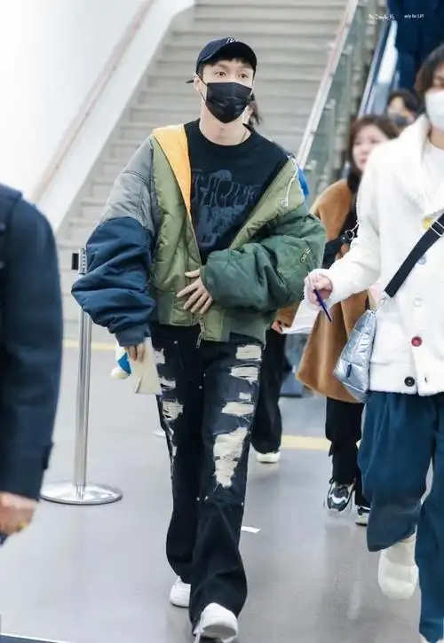 sm家族饭泪崩画面张艺兴金希澈同框网翻10年合照感叹时过境迁