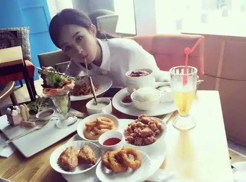 赵丽颖有多爱吃?看第4张图,金星的这个动作就知道了!