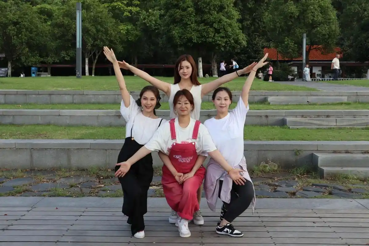 四人合影📷奇怪又可爱的姿势 毕业后🎓6年重聚 彼此青春的收藏家