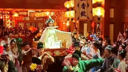 长安十二时辰街区,花魁娘子出场了,真的太美了.