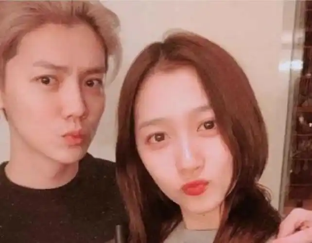 东京街头偶遇鹿晗关晓彤分手传闻都是假的人家感情好着呢