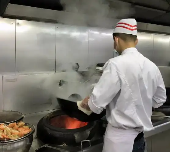 饭店厨师炒菜时,为何不关水龙头?大厨透露真相,网友:错怪你了