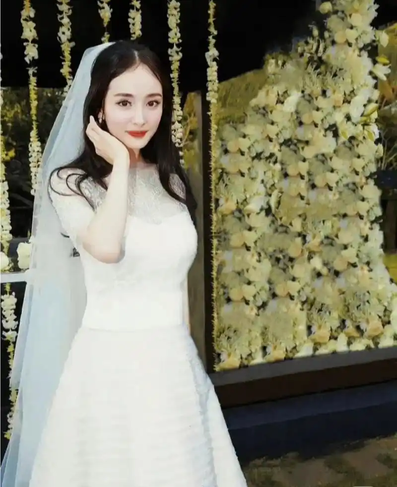 时隔八年,杨幂再穿婚纱,依旧明艳动人