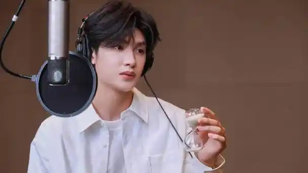 黄明昊献唱沙漏推广曲