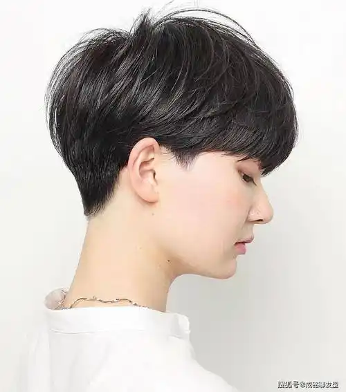 中性风短发刘海大都设计成自然状,这样就与男生的背头,分头区分开来.