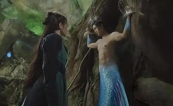 的人,任嘉伦明明知道锻炼能够产生效果,然而却因为假腹肌而受到嘲笑