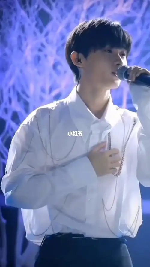 马嘉祺你知道吗,你凭借《雪落》闯进我的心,一身白衣和天籁的嗓音让我