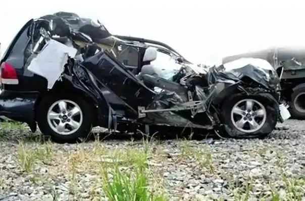 在这张没有修图和滤镜的照片中,胡歌故意睁大存在伤疤的双眼,让人瞬间