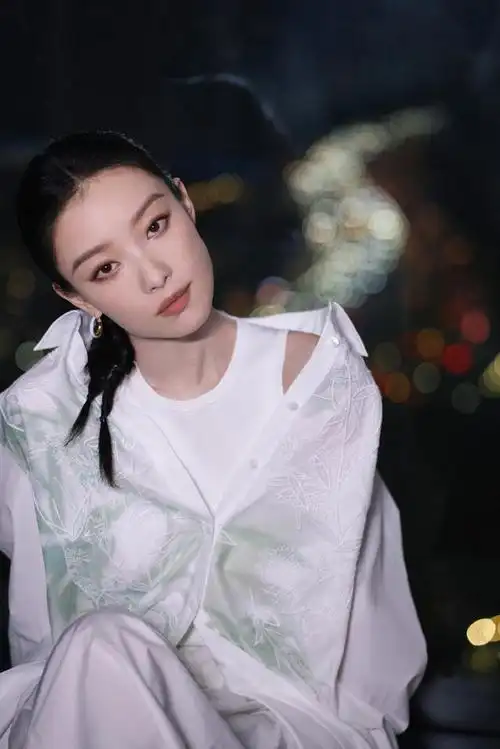 倪妮时尚白色休闲衬衫和半身裙套装 扎起头发搭精致妆容优雅别致