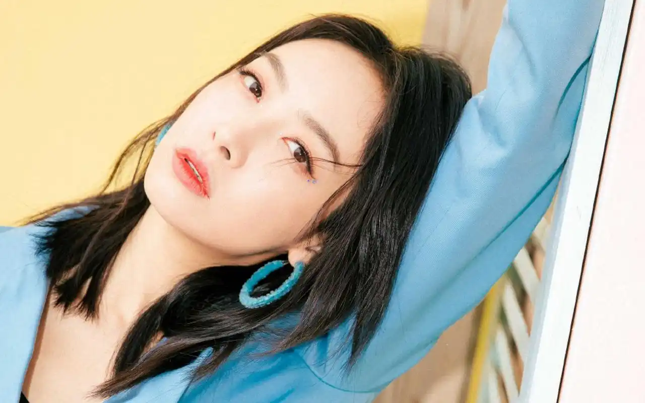 宋茜蓝色西装魅力写真桌面壁纸