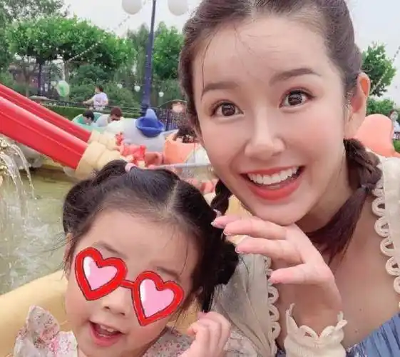 张子萱晒同事视角逛街照,"哭诉"想回家_女儿_工作_孩子