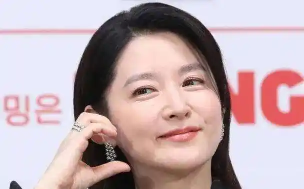 大指挥家的李英爱,留着短发,穿得西装革履,为何这么飒?