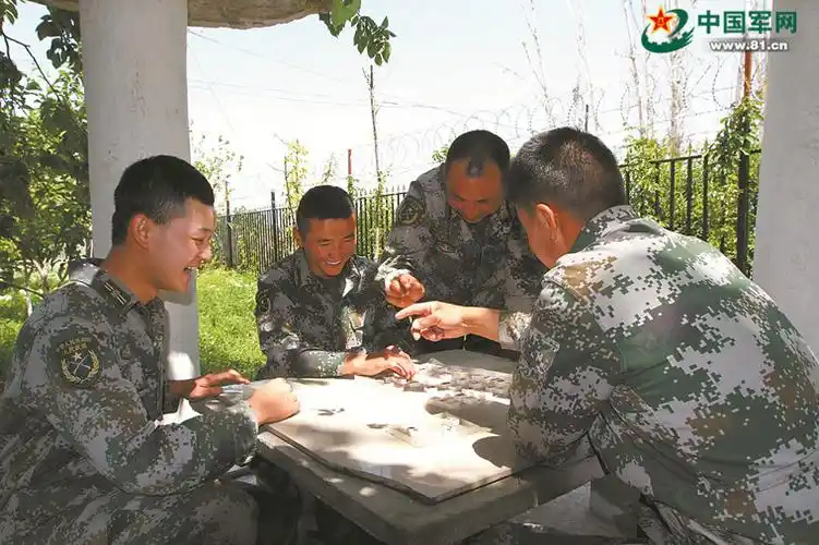 下军棋是民兵队员为数不多的业余生活之一.肖承槟摄