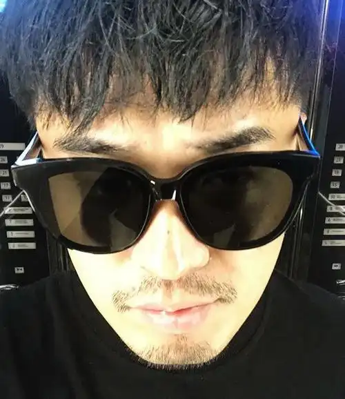 陈赫戴墨镜胡子拉茬,双眼透过镜片凝视镜头,眼神深邃充满智慧.