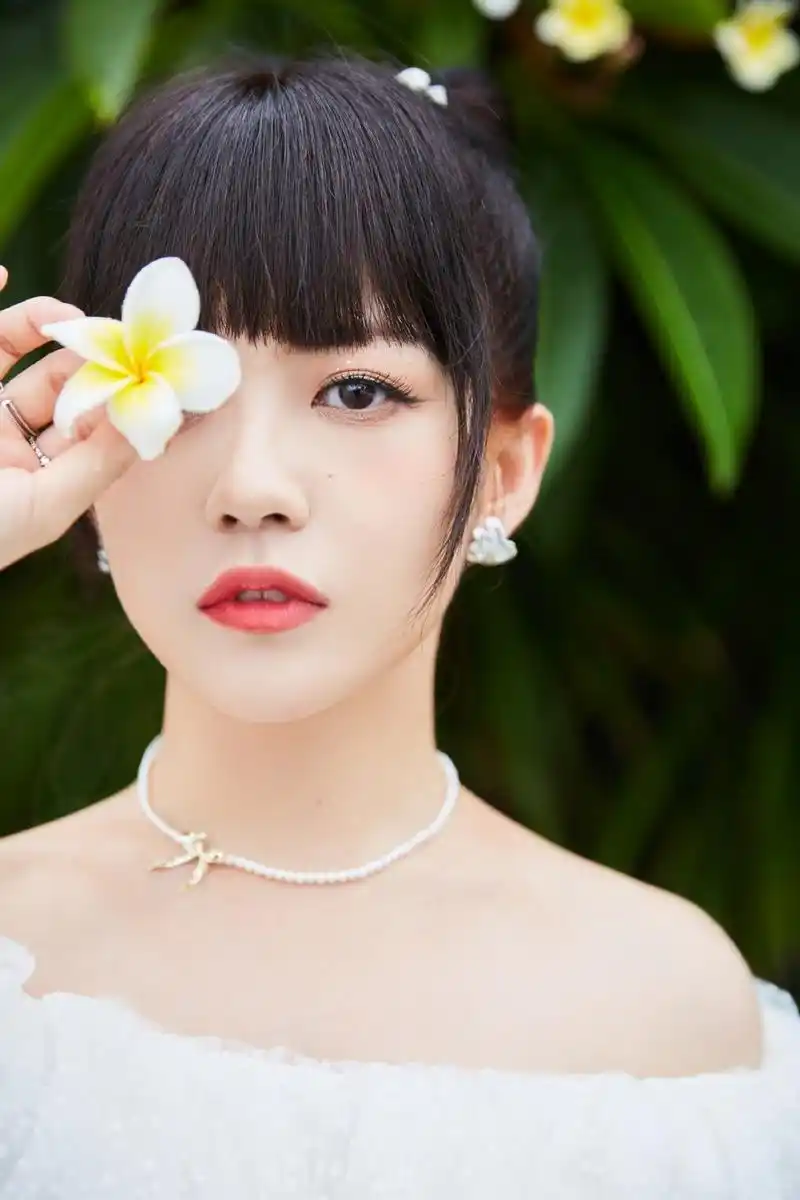 赖美云海边大片曝光 扎丸子头灵动可爱