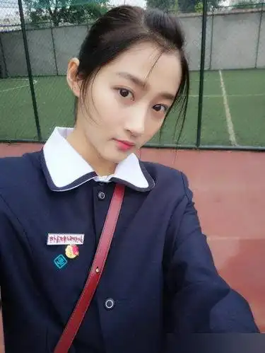 关晓彤高中毕业照