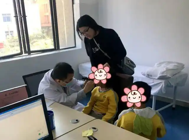 儿科杨祥正主任为小孩检查