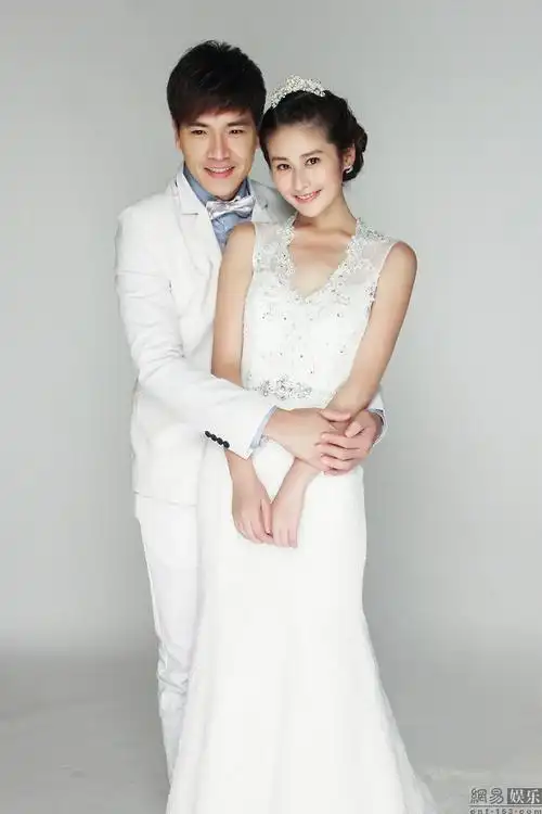 颖儿王传一曝婚纱大片 甜蜜依偎尽显幸福