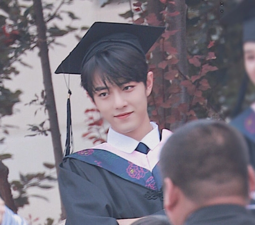 "制服男生"帅上热搜,得知他的高中后,网友:我给国家添麻烦了