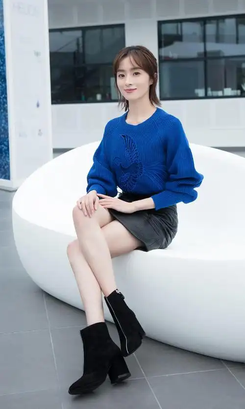 胡冰卿蓝色毛衣搭配黑色皮裙,靓丽时尚