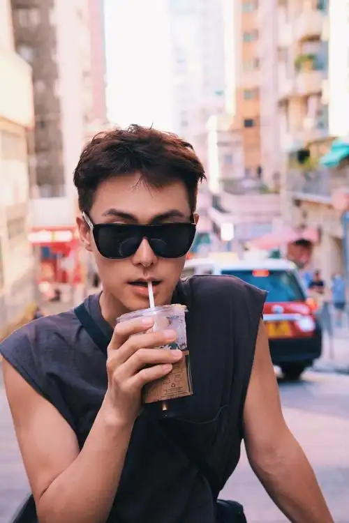 马天宇香港街拍#论@馬天宇和港风的适配度,生日写真随性自在,简单譼t