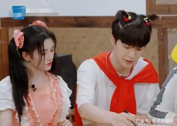 范丞丞和贾玲都支持一把伞和鞠婧祎坐在一起,粉丝们彼此完全不同